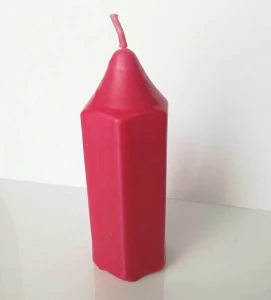 Świeca całkowicie różowa, sześciobok o wys. 12 cm