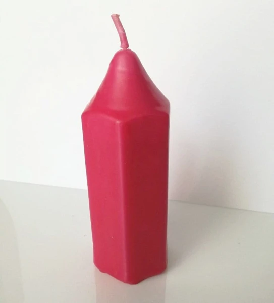 Świeca całkowicie różowa, sześciobok o wys. 12 cm